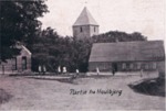 Er det Houlbjerg Skole? Kirken i baggrunden. Foto stammer fra postkortet Partier fra Houlbjerg