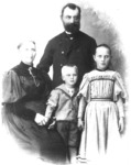 Fra historien: Fra fstebonde til andelsmand - 8 generationer i Laurbjerg. Billedet er taget ca. 1895, og personerne er: Jensine Christensen (Srensen) og Jens Peder Christensen med deres flles brn Sren Peter Christensen og Martha Margrethe Christensen