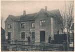 Laurbjerg Station. Foto stammer fra postkort med 4 motiver fra Laurbjerg, som ogs vises her p siden. P fotoet ser det ud som der kun er anlagt et enkelt jernbanespor, hvilket m betyde at fotoet er taget fr 1908.