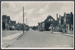 Postkort som viser Hovedgaden (Bredgade) i Langaa. Kortet er angiveligt fra 1930erne eller måske fra 1940erne. Postkortet er ubrugt. Måske kan nogen hjælpe med en mere nøjagtig datering.
