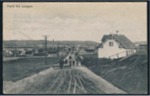 Hovedgaden i Lang (Bredgade), set fra nord mod stationen. Kortet er afsendt LANGAA 1907 til KOLDING. Vandtrnet ved banen ses tydeligt for enden af 