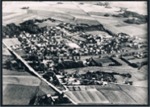 Luftfoto taget i første del 1960erne, måske 1963 - 1964. Her ses tydeligt Kirkestien (Skolestien, som vi kalder den i dag) til højre for skolen som går helt ud til Karmark.