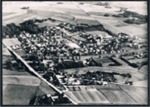 Luftfoto taget i frste del 1960erne, mske 1963 - 1964. Her ses tydeligt Kirkestien (Skolestien, som vi kalder den i dag) til hjre for skolen som gr helt ud til Karmark.