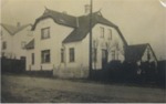 Villa skovbo, som bl.a. Elisabeth de Neergaard boede i i 1950erne. Huset ligger på Nørregade 24. Der er ingen tidsangivelse på fotoet som er en kopi af det originale som findes på lokalarkivet i Langå. Bemærk Nørregade er uden vejbelægning.