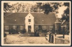 Postkort med motiv af grden, formodentlig med indehaverne midt i fotoet. Postkortet er stemplet RANDERS den 6-3-1919, og sendt til fejladresseret adresse RANDERS.