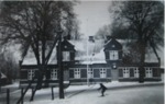 Der er ingen oplysninger om årstal på dette foto, men i hvert fald før 1960. Yderst til venstre anes den gamle stald som tilhørte Bøsbro Kro.