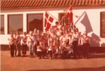 Opstilling foran Den Hvide Skole. Foto er venligst fremsendt af Claus Schmidt. Claus forldre havde Laurbjerg Bageri i tiden 1971 - 1977.