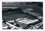 Fotopostkort af Laurbjerg Skole. Indvies august 1960. Efter skolebygningen blev Den Rde Skole til kommunekontor for Laurbjerg-Lerbjerg Kommune. Nederst til venstre ses taget p Den Hvide Skole. Det nste hus er for lngst revet ned. S kommer sprjtehuspladsen, hvor ogs kommunens materiel blev opbevaret. Sidst nederst til venstre ses huset, som hvar de gamles hjem i Laurbjerg. Blev revet ned for at give plads til de nuvrenede ldreboliger.