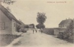 Postkort fra hovedgaden gennem Jebjerg. Sidste bygning på venstre side er det vi i dag kender som forsamlingshuset.