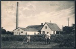 Afsendt den 12/7-1915, afstemplet RANDERS til Hrby pr. HOBRO. Efter alt at dmme, er det mejeribestyreren som str med sin sn foran mejeriet. I hver fald beskrives det at afsender og hans sn er fotograferet.