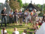 Kunstudvalget i Laurbjerg fik blomster for deres aktive deltagelse i projektet.