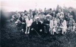 Foto fra familien Grejsens fotoalbum. Selskab fra Laurbjerg p udflugt til Pt Mlle. Kan det vre Borgerforeningen som arrangerer? Personerne p fotoet kender kendes ikke. Nr. 5 er Johannes Grejsen og Nr. 21 er Olga Grejsen (Johannes kone).